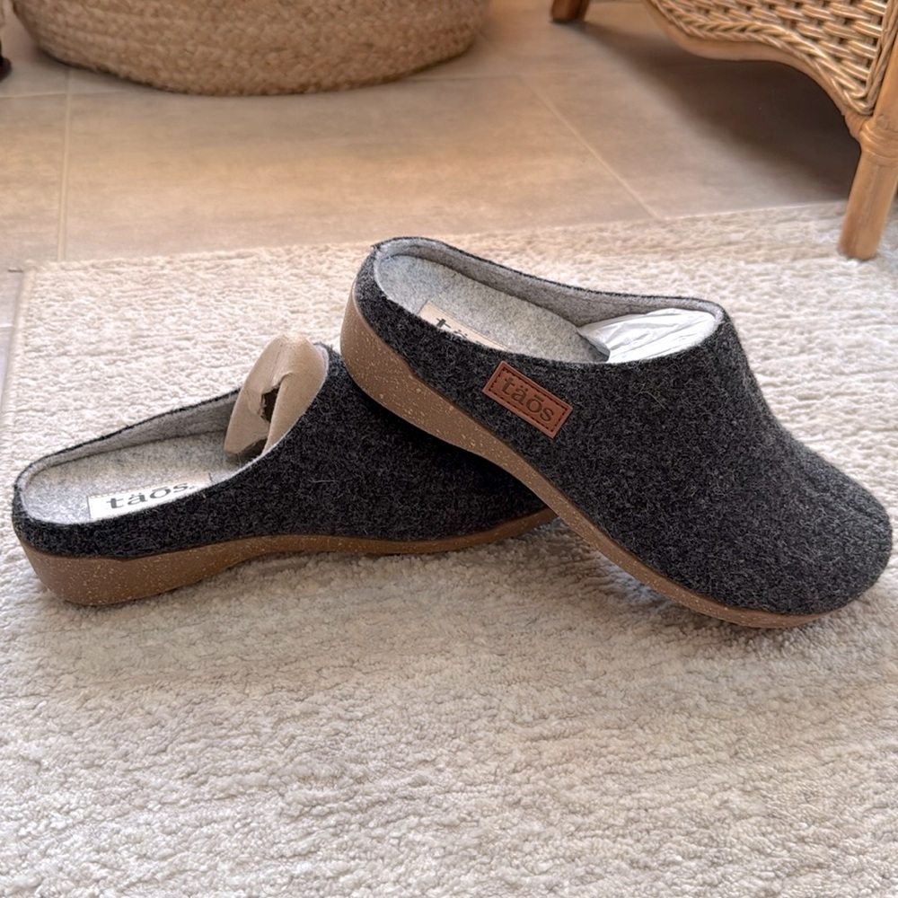 *LIKE NEW* Taos Women's  Woollery 2- Charcoal Wool Clog Slipper - Size 40